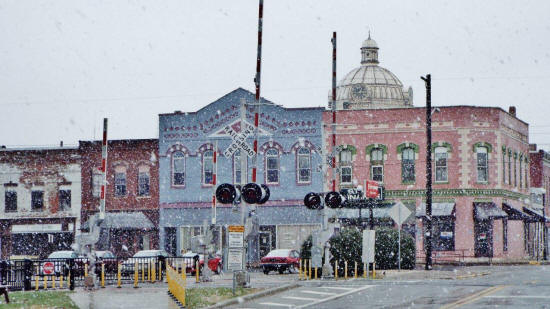 http://archives.lincolndailynews.com/2017/Nov/20/images/112017pics/topSnow%20downtown%20011.jpg